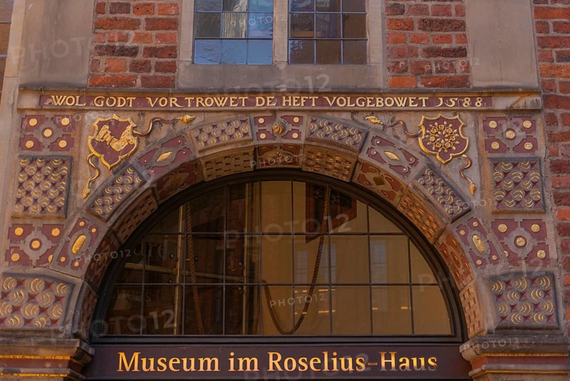 Entrance to the museum in the Roselius House in Böttcherstrasse, cultural monument, historic city centre, gilded inscription and ornamentation, He who trusts God has built well, year 1588, red brick building, sight, tourist attraction, pedestrian zone, Hanseatic city of Bremen, Germany