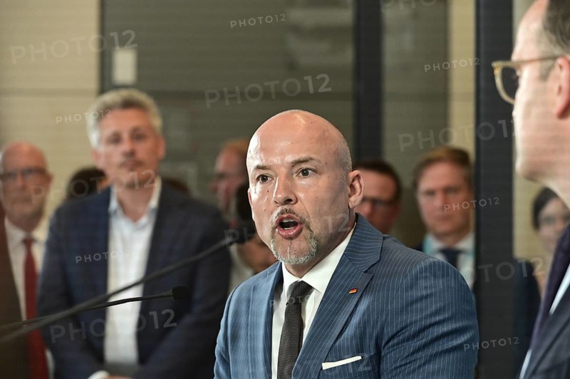 The deputy chairman of the CDU/CSU parliamentary group, Alexander Hoffmann (CSU), at the weekly press statement in front of the parliamentary group meeting room in the Reichstag. This time it was about the expert opinion on the purchase of masks, among other things