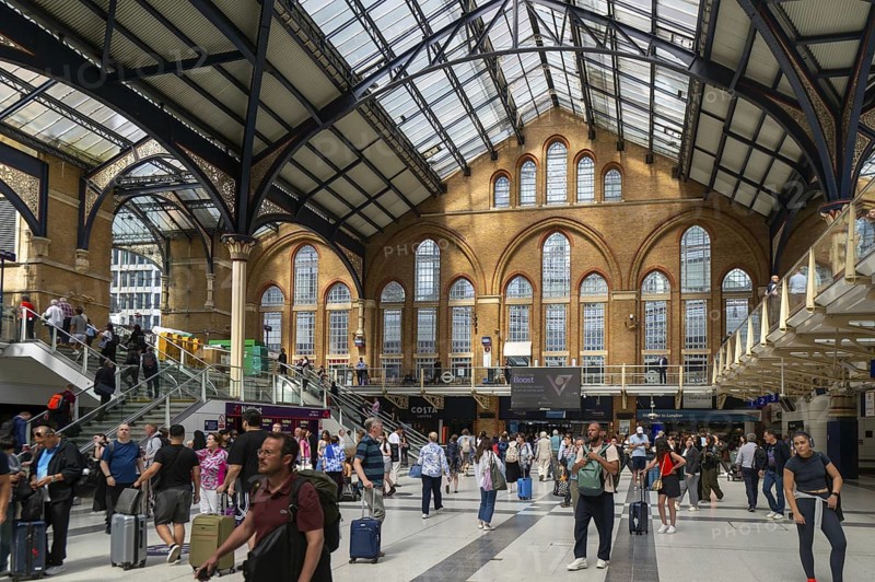Concourse busy with passengers, Liverpool Street railway station, London, England, UK