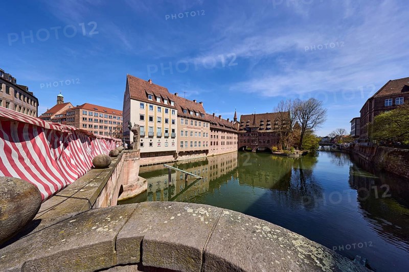 Pedestrian bridge, river Pegnitz, general architecture, Heilig-Geist-Spital, historical buildings, reflections on the water surface, market stalls, sandstone, trees, blue sky, cirrostratus clouds, museum bridge, Pfarrgasse, Spitalgasse, Nuremberg, Middle Franconia, independent city, Bavaria, Germany