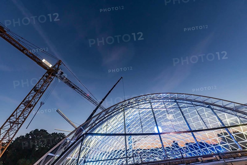 First entrance portal at the new Stuttgart main station completed. One of four so-called lattice shells, which travellers will use to access the underground through station in future, is revealed for the first time. The spectacular steel and glass construction was realised by façade specialist Seele and planned by christoph ingenhoven architects. Stuttgart, Baden-Württemberg, Germany