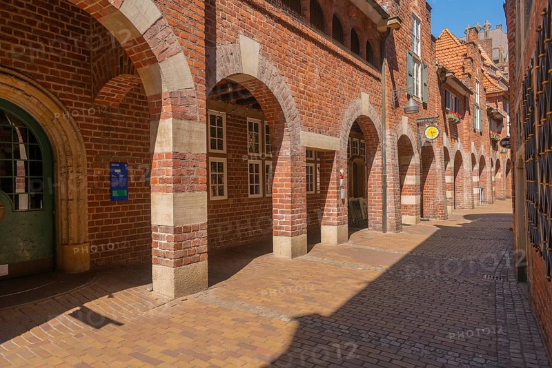 Archway at St Peter's House, Böttcherstrasse, cultural monument in the old town, numerous sights, red brick buildings, tourist attraction, pedestrian zone, Hanseatic city of Bremen, Germany