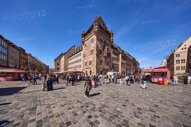 Schlüsselfelder Foundation House, Nassau House, residential tower, Gothic architectural style, historical buildings, pedestrian zone, general architecture, shops, market stalls, cobblestones, pedestrians as secondary motif, blue sky, cirrostratus clouds, intersection Königstraße with Karolinenstraße, Nuremberg, Middle Franconia, independent city, Bavaria, Germany