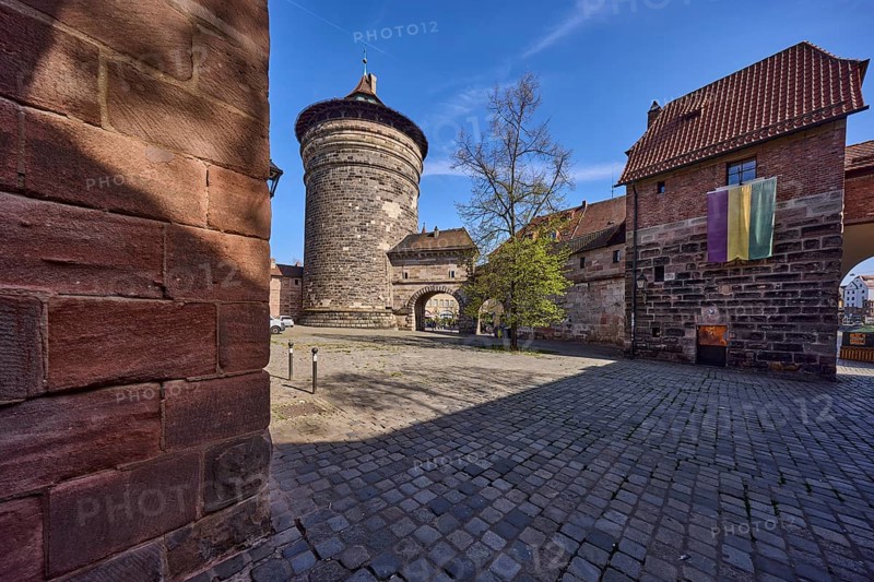 Spittlertorzwinger, Spittlertorturm, Spittlertor, old town, city fortification, city wall, fortified defence tower, city gate, kennel, tree, blue sky, cirrostratus clouds, Nuremberg, Middle Franconia, independent city, Bavaria, Germany