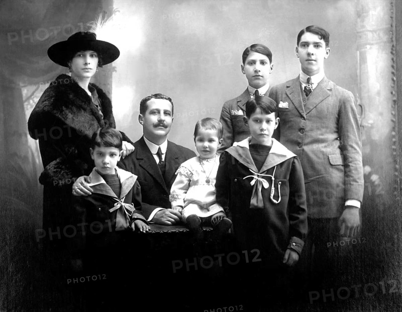 Family with 5 children, portrait of a family in traditional dress, formal group photo, historical photo