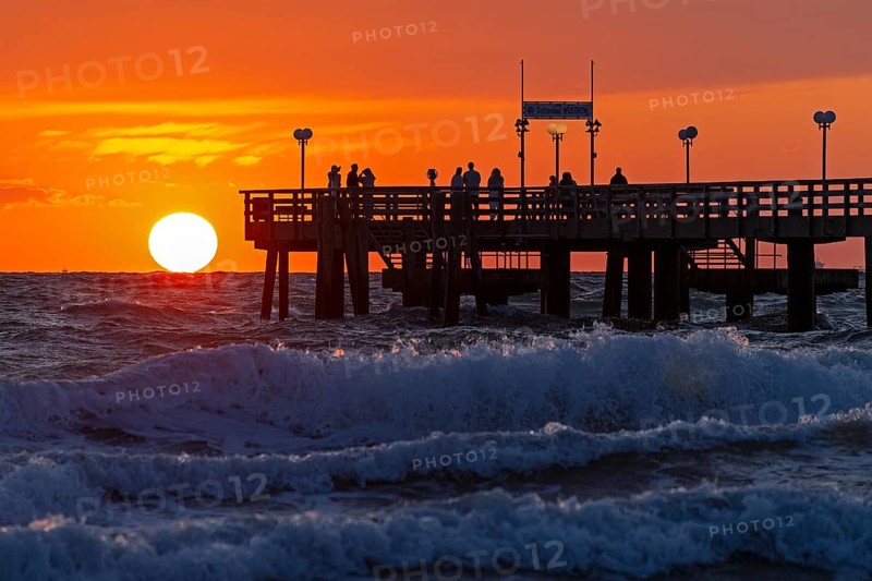Sunset, pier, waves, swell, Wustrow, Fischland, Mecklenburg-Vorpommern, Germany