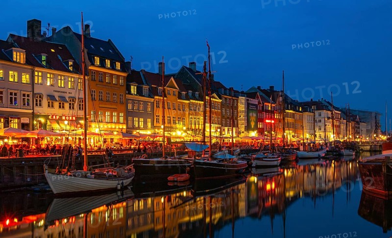 A picture of the Nyhavn port and pier (Copenhagen), at night
