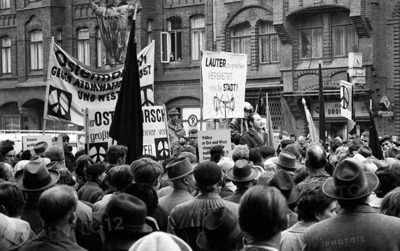 The 1964 Easter March led by the Campaign for Disarmament, here in Bremen on 29. 3. 1964, was guided by the demand for the disarmament of nuclear weapons in West and East, Germany