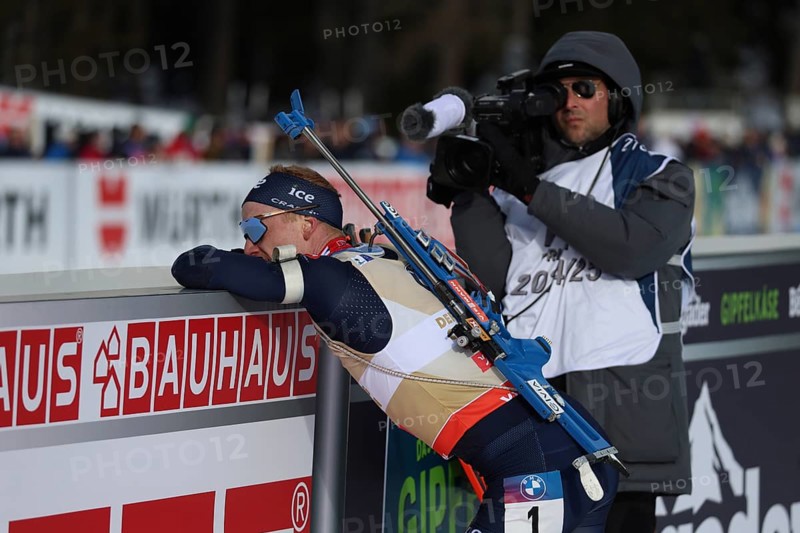 Ready to go, the new pursuit world champion Johannes Thingnes Boe Norway has to lean on the railing after crossing the finish line at the IBU Biathlon World Championships Lenzerheide 2025, Lenzerheide, Switzerland / SUI / CH