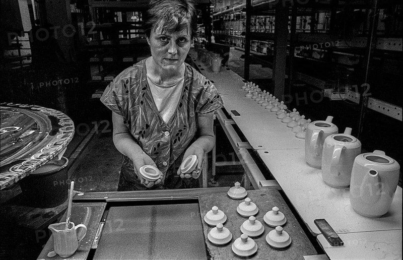 Germany, Kahla, 20.12.1991, Porzellanwerk Kahla, worker in the production of jugs