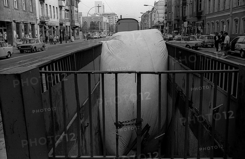 GDR, Berlin, 24 May 1990, Repair work at Oranienburger Tor underground station, entrance, Friedrichstraße, (former ghost station)
