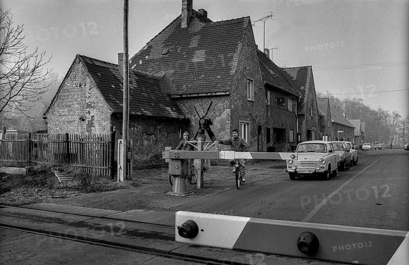 Germany, Merseburg, 15.01.1992, cyclist, cars, barrier