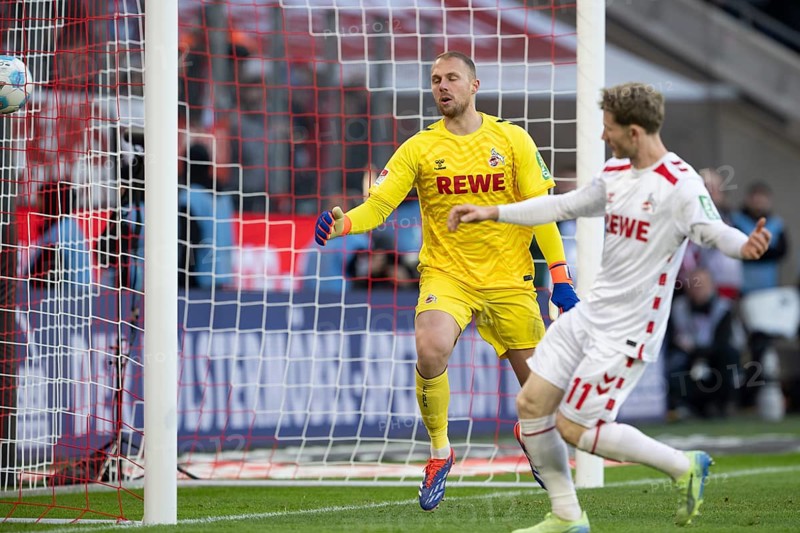 Marvin Schwäbe (1.FC Köln, Goalkeeper, #1), Florian Kainz (1.FC Köln, Midfield, #11) Own goal 2:2 Final score, 2nd Bundesliga, 1.FC Köln - Hannover 96 on 30/11/2024 at RheinEnergieStadion in Cologne Germany. (DFL/DFB REGULATIONS PROHIBIT ANY USE OF PHOTOGRAPHS AS IMAGE SEQUENCES AND/OR QUASI-VIDEO) Cologne, RheinEnergieStadion, North Rhine-Westphalia, Germany