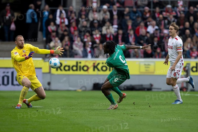 Andreas Dick (DFL/DFB REGULATIONS PROHIBIT ANY USE OF PHOTOGRAPHS AS IMAGE SEQUENCES AND/OR QUASI-VIDEO), RheinEnergieStadion, Cologne, North Rhine-Westphalia, Marvin Schwäbe (1.FC Köln, goalkeeper, #1), Noel Futkeu (SpVgg Greuther Fürth, attack, #9), 2nd Bundesliga, 1.FC Köln, SpVgg Greuther Fürth on 09.11.2024 at the RheinEnergieStadion in Cologne Germany