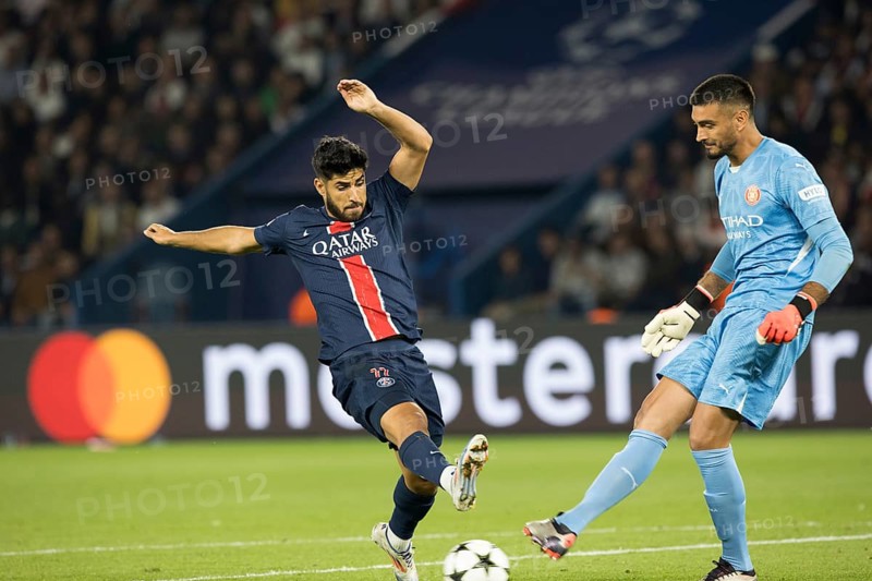 Football match, goalkeeper Paulo GAZZANIGA Girona FC passes the ball to the left, Marco ASENSIO Paris St. Germain left tries to stop him, Parc des Princes football stadium, Paris