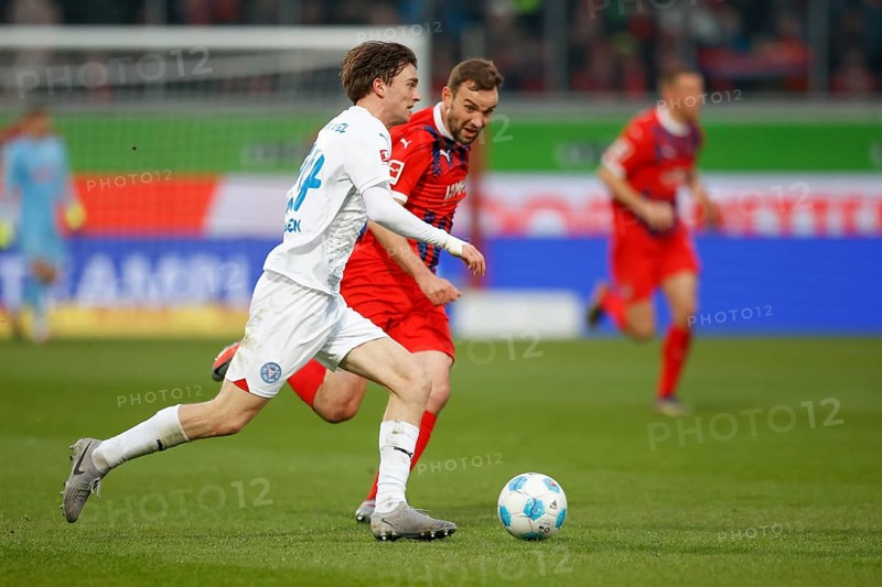 Football, Bundesliga 1, Matchday 26, 2024/2025, 1. FC Heidenheim vs. Holstein Kiel, 16.03.2025, Voith-Arena, Heidenheim, Germany, Magnus KNUDSEN (Holstein Kiel, 24) in duel with Benedikt GIMBER (1. FC Heidenheim, 05)