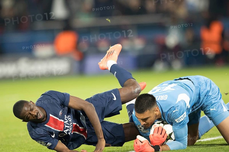 Football match, Ousmane DEMBELE' Paris St Germain falls to the ground and arrives late, Paulo GAZZANIGA Girona FC has the ball safely in his arms on the ground, Parc des Princes football stadium, Paris