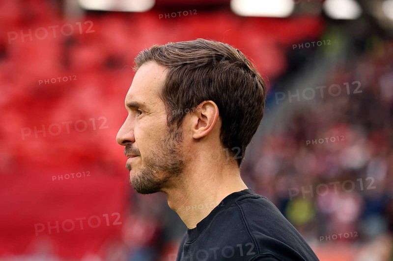 Head coach / coach Julian Schuster (SC Freiburg) at the minute of silence for the Holocaust in front of the match of the 1st FBL: 24-25: 19. Sptg. SC Freiburg - FC Bayern Munich DFL REGULATES PROHIBIT ANY USE OF PHOTOGRAPHS AS IMAGE SEQUENCES AND/OR QUASI-VIDEOthen Photo: Joachim Hahne/johapress, Freiburg, Germany / Germany
