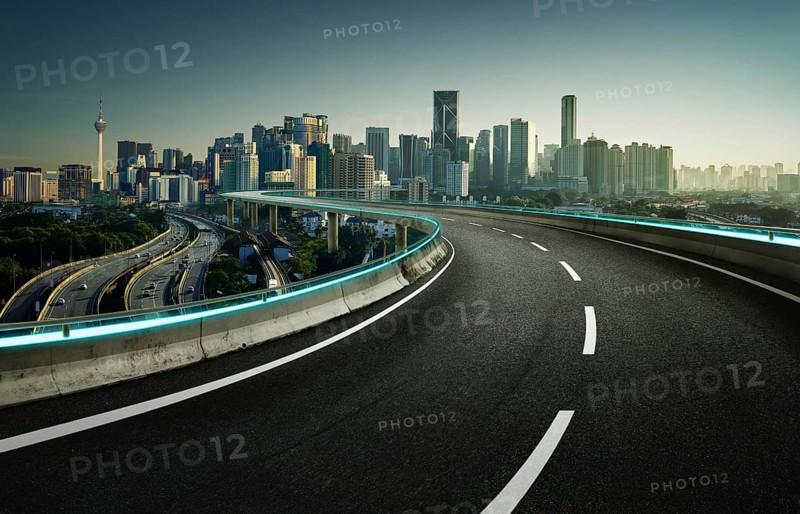 Blaue Neon Licht Design Autobahnüberführung mit modernem Stadthintergrund . Abendszene