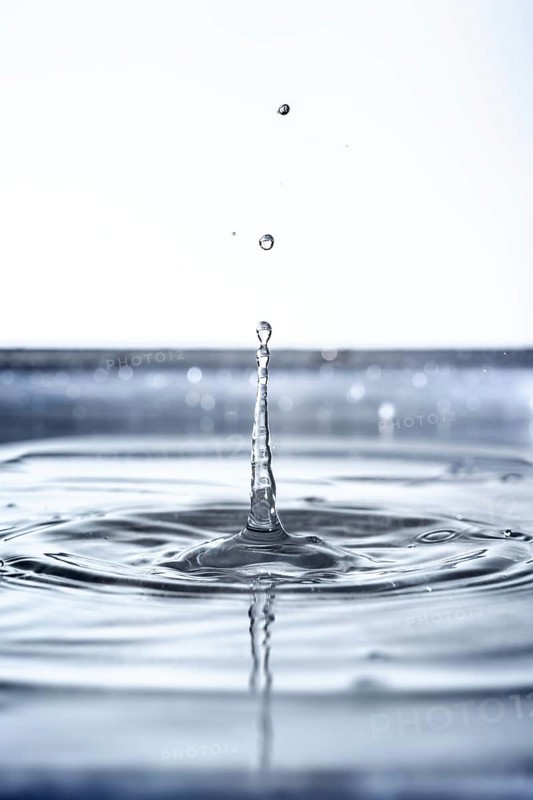 An image of a beautiful water drop background