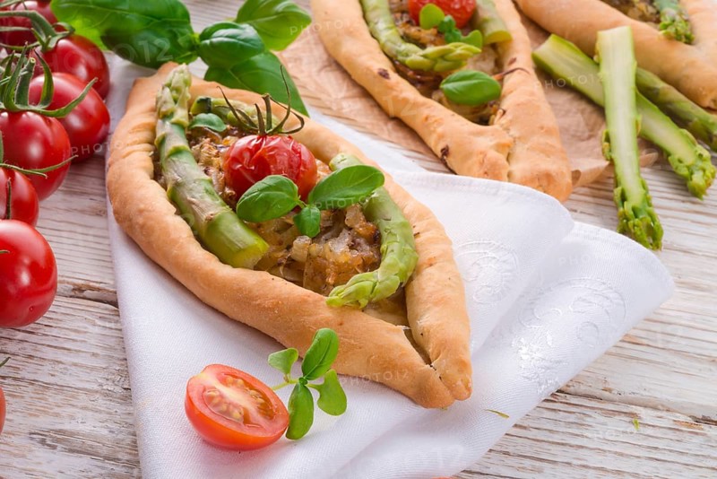 Home-baked pide with green asparagi