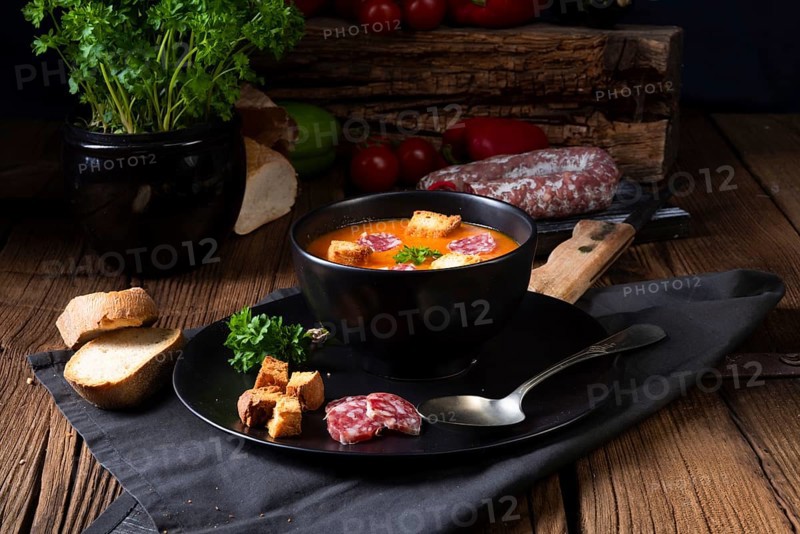 Ungarische Paprikacremesuppe mit würziger Wurst