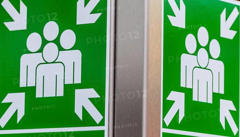 Schild Fluchtsammlung, Symbol für Not, Rettung, Orientierung, Österreich