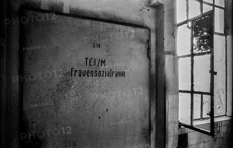 Germany, Bitterfeld, 31 March 1992, Chemiekombinat Bitterfeld, decommissioned Bitterfeld power station (formerly Elektrokohle Bitterfeld), woman's social room