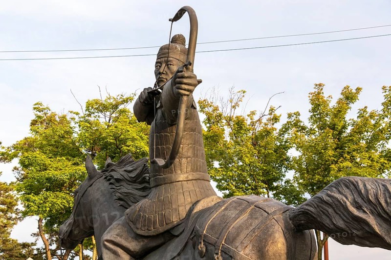 King Gyeongdeok was the 35th King of Silla. He is best known for encouranging Buddhism and for ordering the construction of Bulguksa Temple and Seokguram Grotto