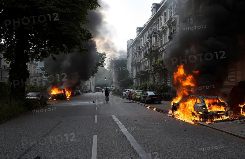 Burning cars on the Elbchaussee at the G20 summit in Hamburg, 2017