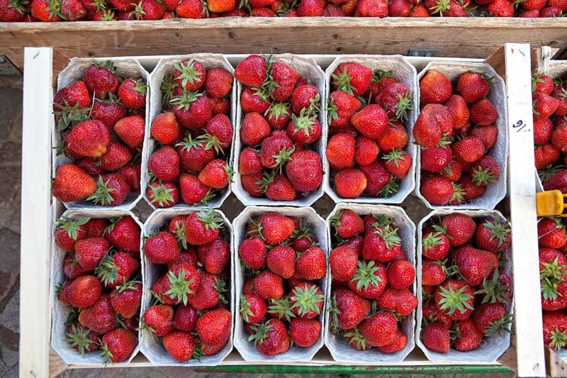Strawberries at a market stall, Hanover, Lower Saxony, Germany, Europe, Erdbeeren an einem Marktstand, Hannover-Linden, Niedersachsen, Deutschland, Europa