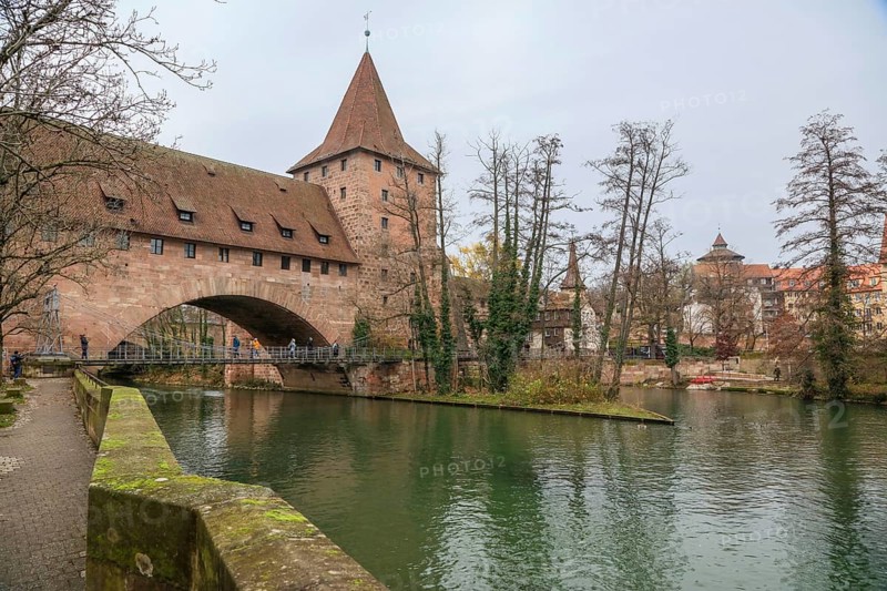Chain footbridge over the Pegnitz near the Schlayer Tower, Nuremberg, Middle Franconia, Franconia, Bavaria, Germany