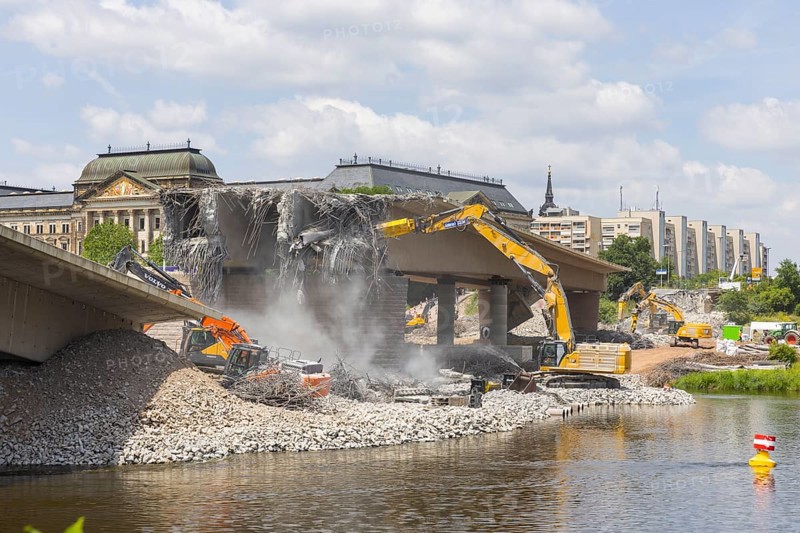 Demolition work continues after the partial collapse of the Carola Bridge. Further bridge segments were deliberately brought to collapse and are being crushed, separated and removed on site, Dresden, Saxony, Germany