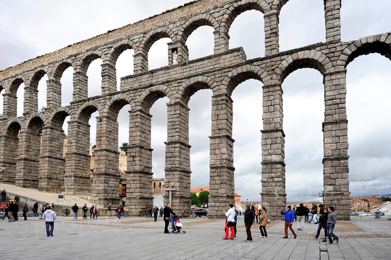 Roman aqueduct in autumn, historic old town, UNESCO World Heritage Site, Segovia, Castilla-Leon, Castilla y Leon, Spain