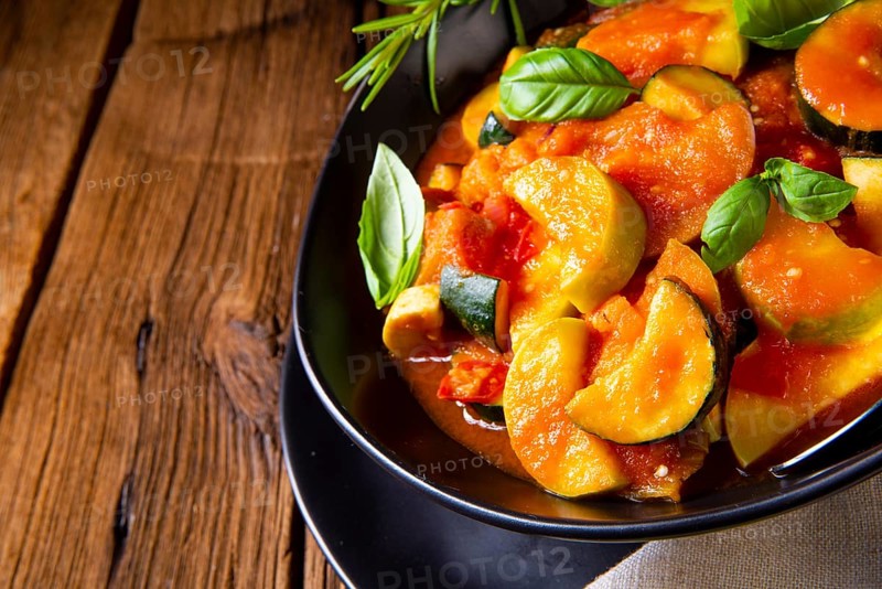 Vegetarische ratatouille mit frischem gemüse und kräutern
