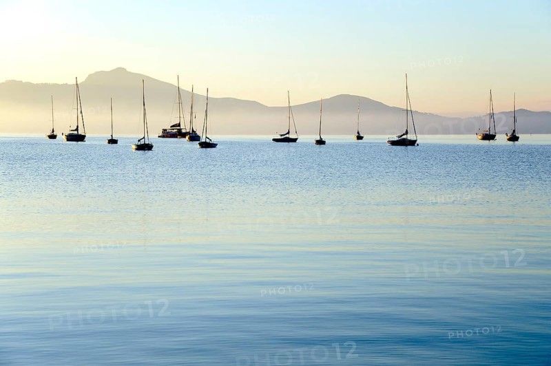 Sailing boats, dawn in the bay of Puerto de Pollensa, Port de Pollenca, Majorca, Majorca, Balearic Islands, Balearic Islands, Mediterranean Sea, Spain
