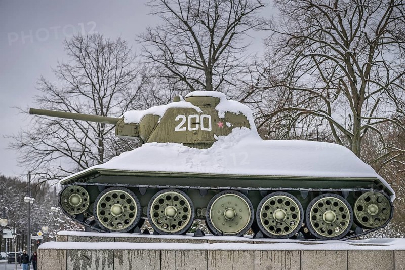 Winter, snow, T-34/76 tank, Soviet memorial, Straße des 17. Juni, Tiergarten, Berlin, Germany