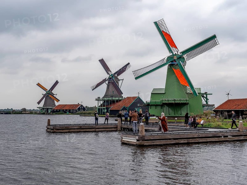 Traditional windmills on the coast Zaan in museum village, Open-air museum Zaanse Schans, Zaanse Schans, Zaandam, North Holland, Netherlands, Holland