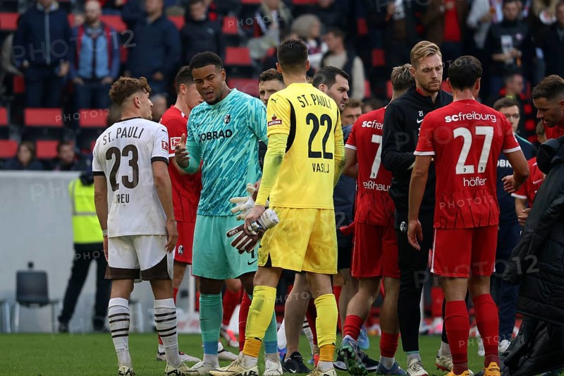 In the end and after the 0:3, goalkeeper Noah Atubolu (SC Freiburg) could only congratulate his strong colleague goalkeeper Nikola Vasilj (FC St. Pauli) on the victory after the match of the 1st FBL: 24-25: 1st FBL: 24-25: 5th Sptg. SC Freiburg - FC St. Pauli DFL REGULATES PROHIBIT ANY USE OF PHOTOGRAPHS AS IMAGE SEQUENCES AND/OR QUASI-VIDEONan Photo: Joachim Hahne/johapress, Freiburg, Germany / Germany