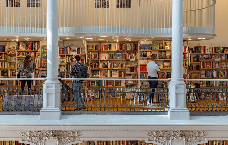 A picture of the interior of the Carturesti Carusel Bookstore