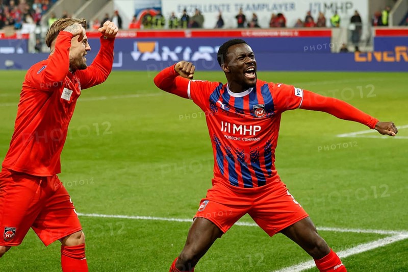 Football, Bundesliga 1, Matchday 26, 2024/2025, 1. FC Heidenheim vs. Holstein Kiel, 16.03.2025, Voith-Arena, Heidenheim, Germany, Sirlord CONTEH (1. FC Heidenheim, 31) celebrates after his 3 on 1 with Niklas DORSCH (1. FC Heidenheim, 39)