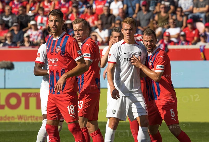 Football match, from left to right Marvin PIERINGER 1.FC Heidenheim, Lennard MALONEY 1.FC Heidenheim, Philipp LIENHART SC Freiburg and Benedikt GIMBER 1.FC Heidenheim wait excitedly for the corner kick to be taken, Voith-Arena football stadium, Heidenheim