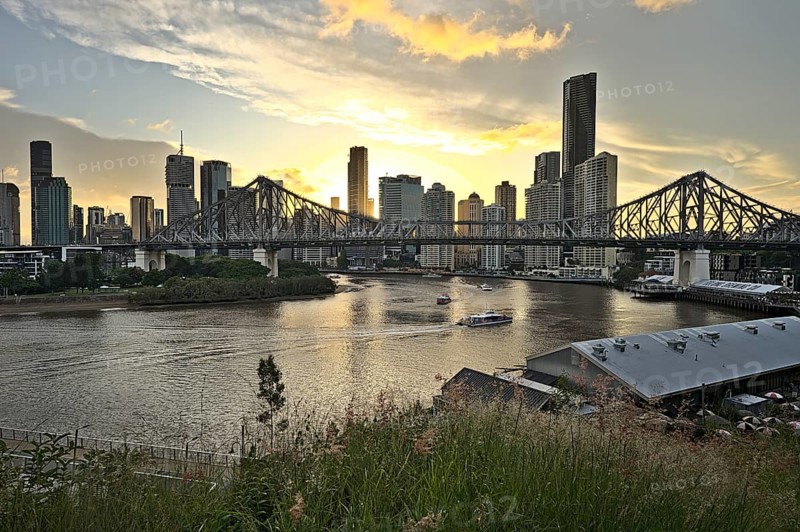 The skyline of Brisbane and the Story Bridge at nighttime