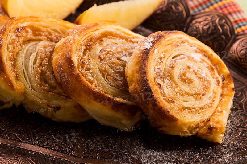 Puff pastry cookies with apple and cinnamon