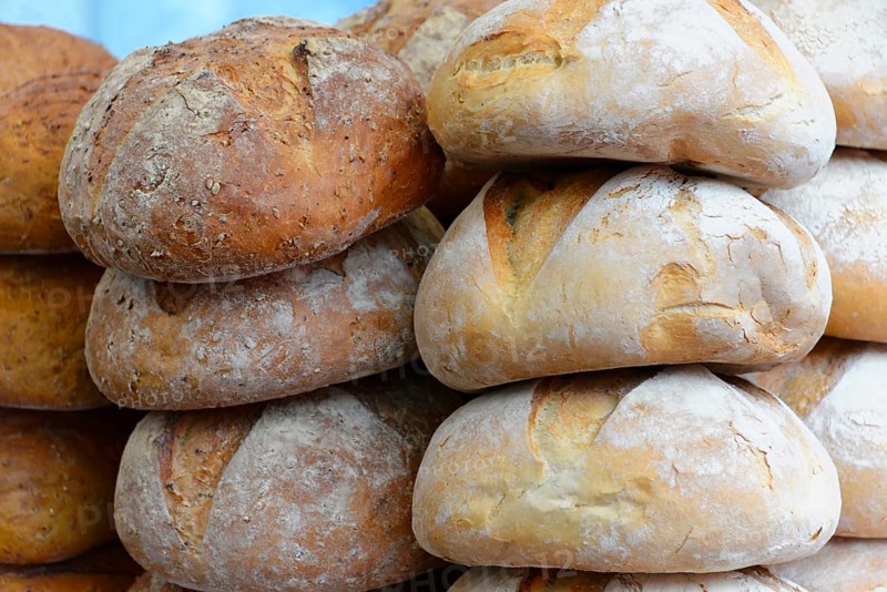 Breads, baked goods, stall, Portobello Road, Portobello Market, Notting Hill, London, Fresh bread in different varieties in a stack, London, London region, England, United Kingdom