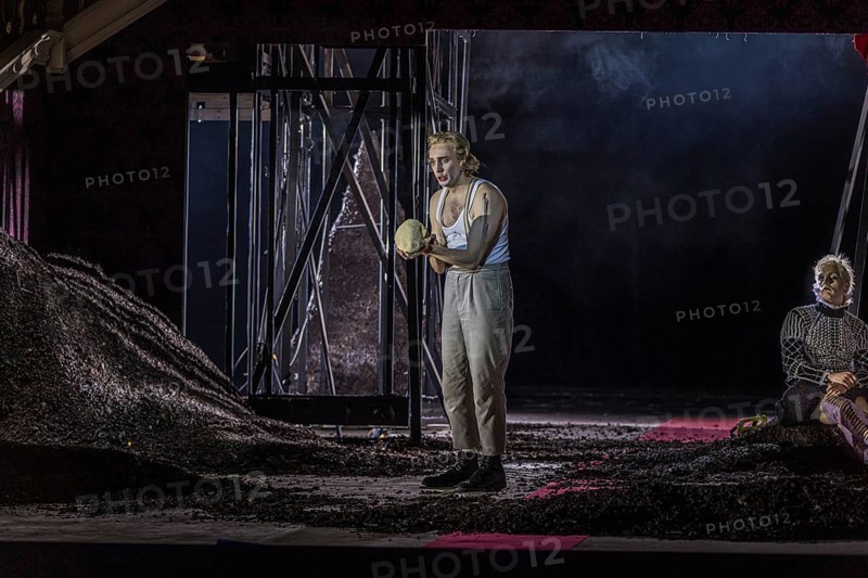 Hamlet' by Ambroise Thomas is an almost 150-year-old opera based on the play of the same name by William Shakespeare, staged by Nadja Loschky and conducted by Marie Jaquot. Media rehearsal from 12.04.2023 at the Komische Oper Berlin Performers: Tijl Faveyts: King of Denmark. Karolina Gumos: Queen Gertrude. Huw Montague Rendall: Hamlet. Jens Larsen: The Ghost. Stephen Bronk: Polonius. Liv Redpath: Ophélie. José Simerilla Romero: Laërte. Frederic Jost: Horatio. Johannes Dunz: Marcellus