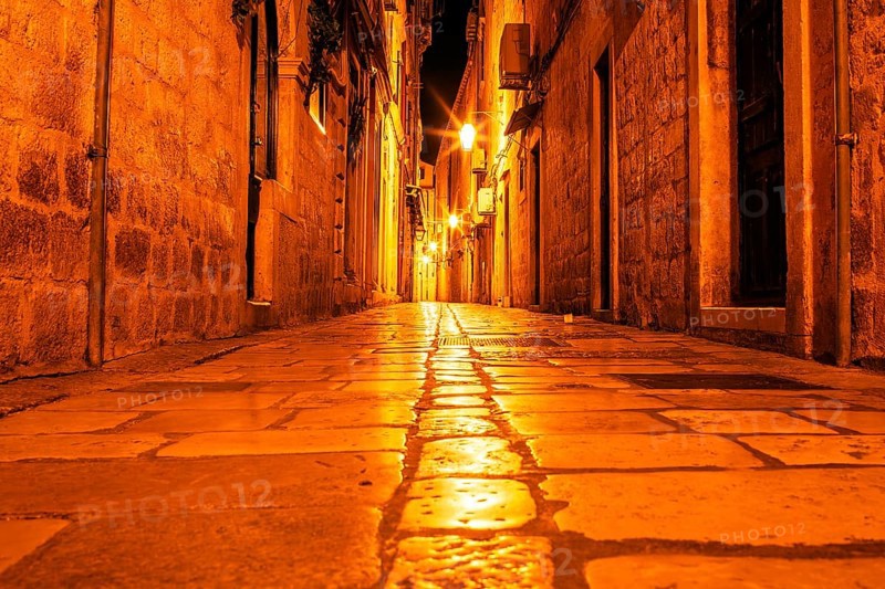 Alley in the old town centre of Dubrovnik, night shot, Dubrovnik, Dalmatia, Croatia