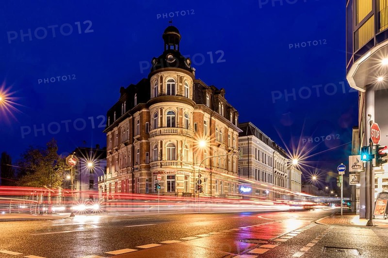 Bamberg, Heinrichsdamm 7, Willy-Lessing-Straße, Luitpoldbrücke, blue hour, road traffic, historic building at night with light effects and long exposure in urban environment, street lighting