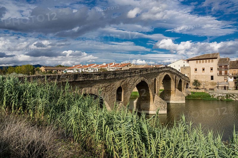 Puente románico sobre el río Arga, siglo XI, Puente la Reina, valle de Valdizarbe, comunidad foral de Navarra, Spain