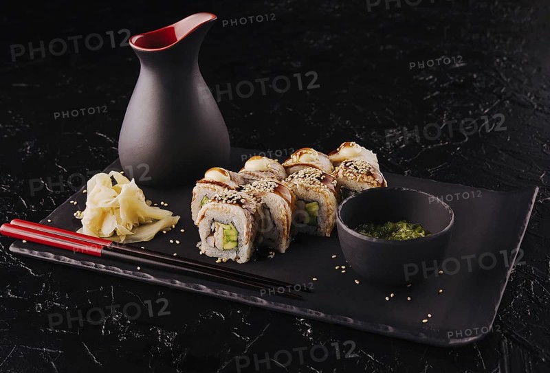Food, Sushi-Set Kanadarolle mit Aal auf schwarzem Stein